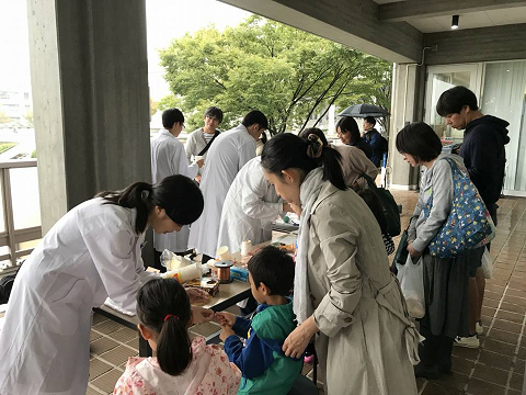 ホームカミングデーに名古屋大学博物館で開催した実験教室の様子
