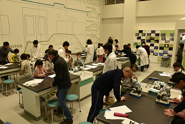 2月18日に「夢と学びの科学体験館」（刈谷市）で開催した実験教室の様子1