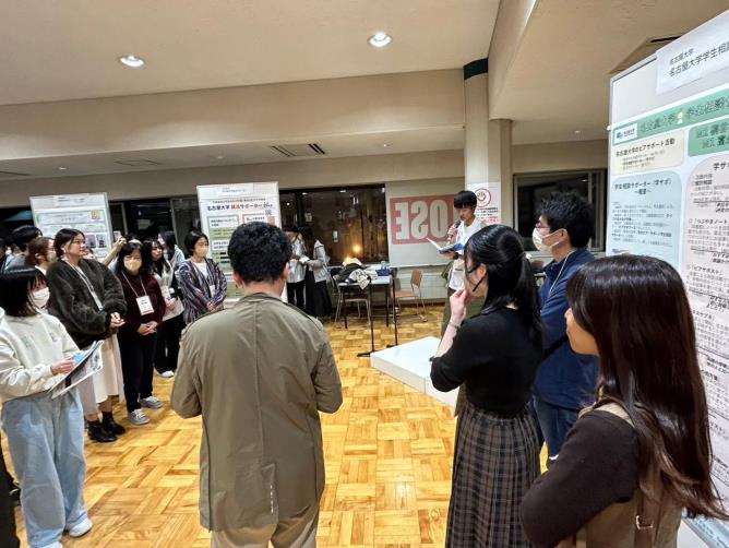 パネル発表をする名古屋大学のピアサポーターたち