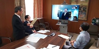 【図二】松尾総長からの感謝状の授与(総長室・名古屋).jpg